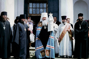 После освящения Петропавловского придела митрополитом Ювеналием в сослужении архиепископа Мелхисидека и епископа Григория